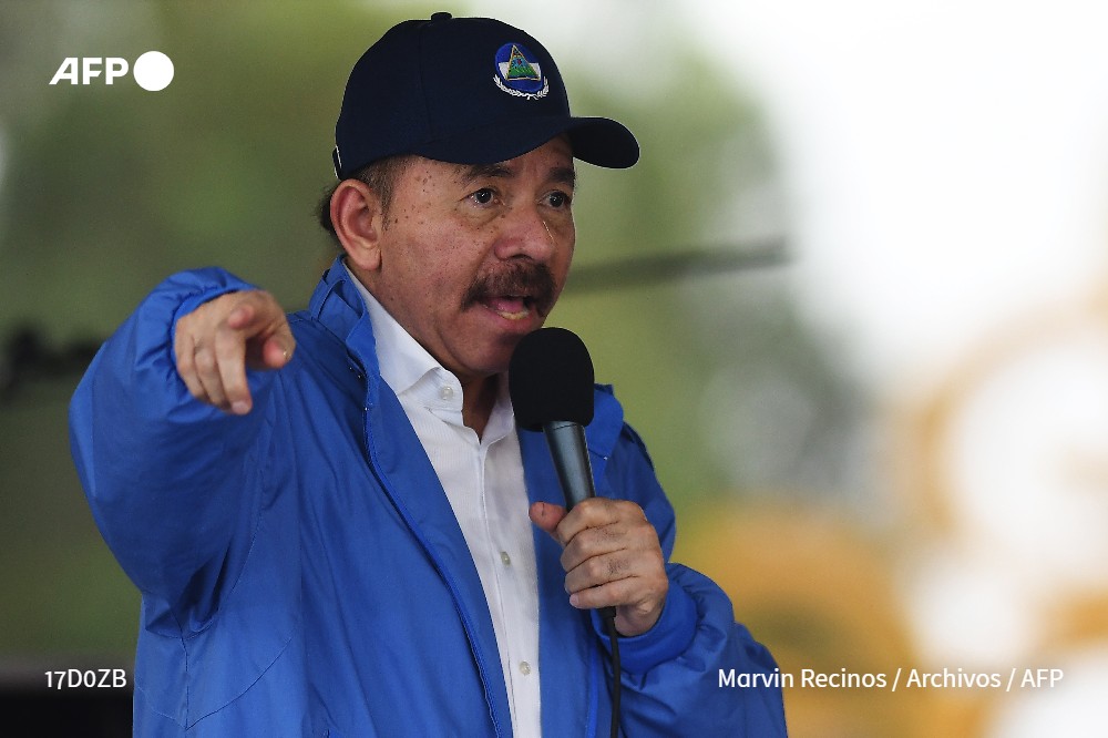 El presidente de Nicaragua, Daniel Ortega, afirmó este martes que su hermano y exjefe del ejército Humberto Ortega, quien según opositores exiliados está bajo arresto domiciliario, cometió un acto de traición a la patria al condecorar a un militar de EEUU en 1992