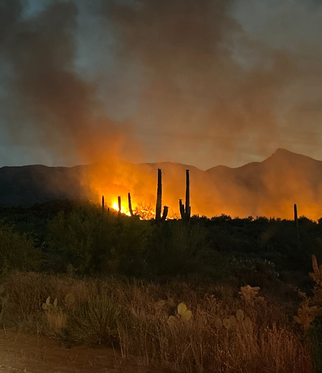 #SimmonsFire Update: Fire burning on both sides of river, E. of Florence-Kelvin Hwy & S. of SR 177. Wind-driven fire remains active burning thru grass & brush, & pushing to SE. Fire est. 300 ac. For safety reasons power turned off to N. end of Kearny. 
Two SEATs able to get one