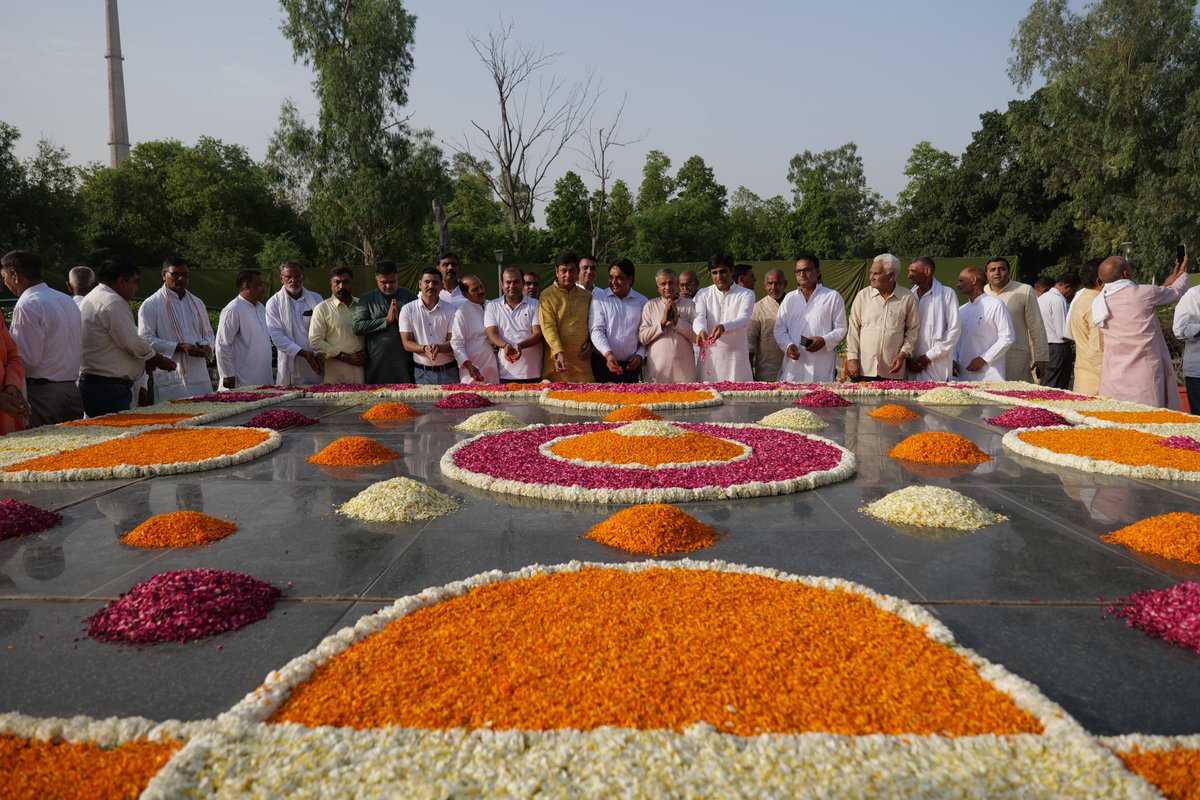 RLDparty's tweet photo. गुदरी के लाल, भूतपूर्व प्रधानमंत्री, 'भारत रत्न' श्रद्धेय चौधरी चरण सिंह जी की पुण्यतिथि के अवसर पर किसान घाट स्थित चौधरी साहब के समाधि स्थल पर आयोजित श्रद्धांजलि सभा में राष्ट्रीय लोकदल के राष्ट्रीय अध्यक्ष व सांसद चौधरी जयन्त सिंह जी ने चौधरी साहब को याद करते हुए सपरिवार उन्हें भावपूर्ण श्रद्धांजलि अर्पित की।

@jayantrld

#ChaudharyCharanSingh #KisanGhat #BharatRatna