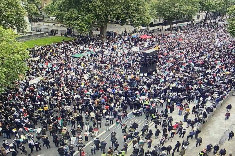 Thousands of Pro-Palestine Protesters Descend on Central London After Rafah Massacre uknip.co.uk/news/uk/breaki…