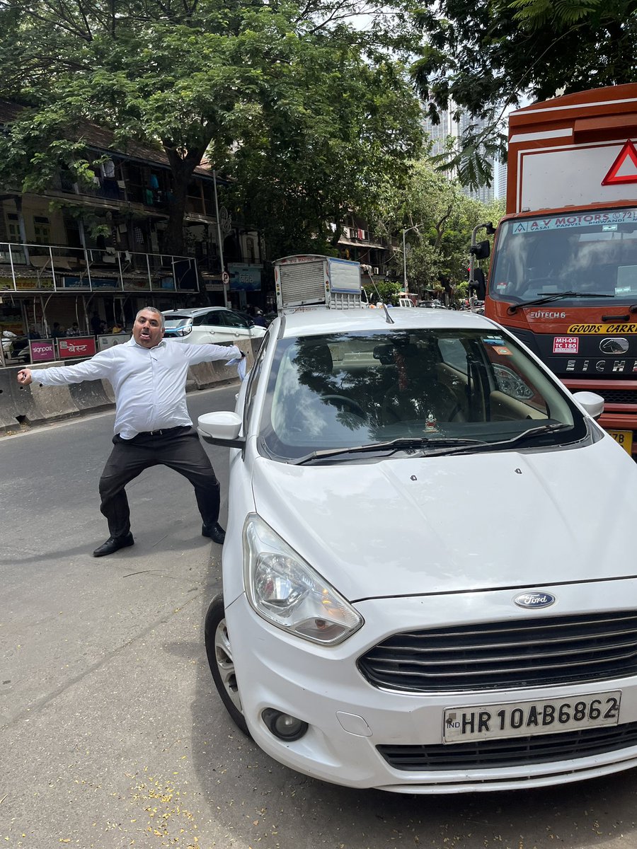 purveshprabhu's tweet image. I was cleaning the streets &amp;amp; a man drove the car on my foot &amp;amp; he was doing dadagiri 
After this I started recording his video, he started teasing me 
Incident happened near Motilal Oswal Tower, Gokhale Rd 400025 
@MumbaiPolice @MTPHereToHelp strict action must be taken HR10AB6862