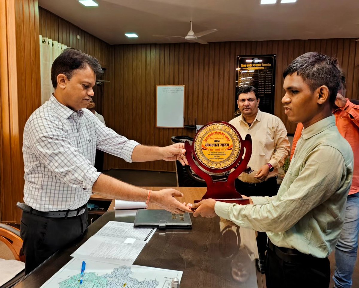 जिले के विशेष आवासीय प्रशिक्षण केंद्र कचांदुर में कक्षा 12 के दृष्टिबाधित विद्यार्थी प्रियांशु सोनकर और खेमलाल यादव को उत्कृष्ट अंक प्राप्त करने पर कलेक्टर श्री इंद्रजीत सिंह चंद्रवाल ने प्रतीक चिन्ह प्रदान कर उज्ज्वल भविष्य के लिए दी बधाई व शुभकामनाएं। #BalodDistrict #kachandur