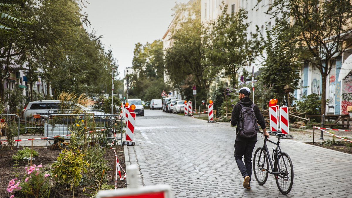 Bezirksamt beschließt Verstetigung der Maßnahmen 🌿🛴🌺 im Projekt Graefekiez #Xhain @annika_gerold 
▶️berlin.de/ba-friedrichsh…

Foto: © Kareen Kittelmann