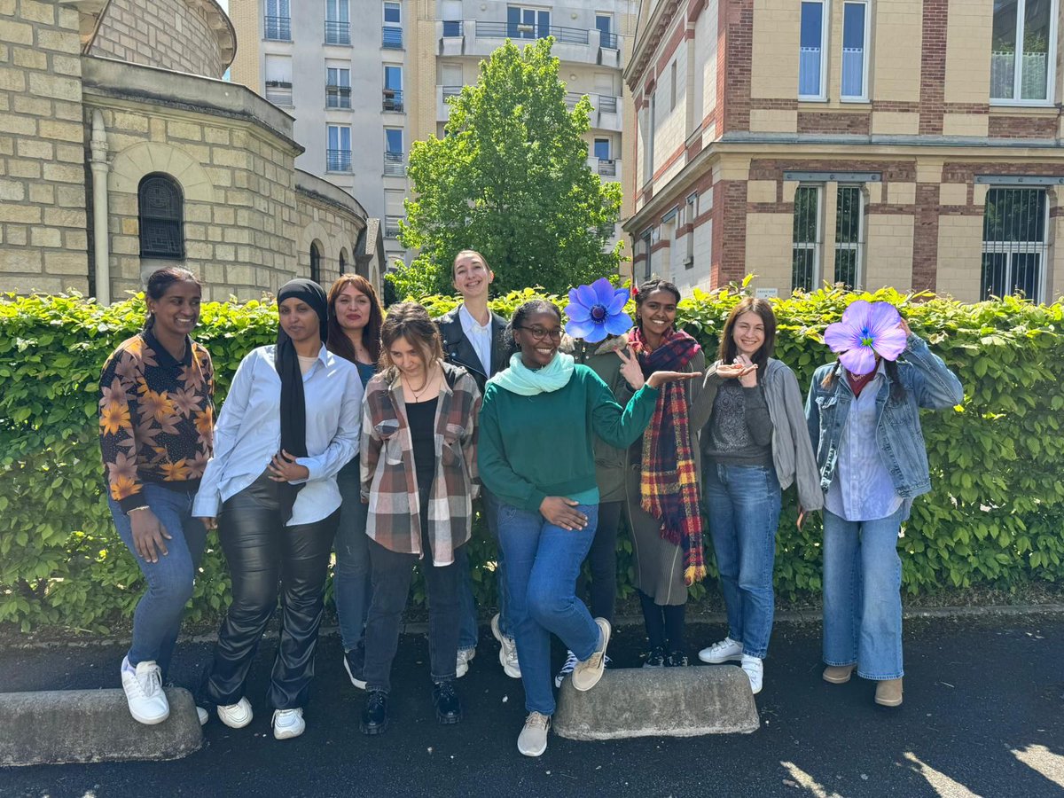 [Formation]

Et voici la 2e session de la formation "FLEurir l'avenir" avec l'association <a href="/DuPainDesRoses/">Du Pain & des Roses</a>  ! 

Cette formation regroupe à nouveau 10 femmes dont le projet professionnel s'inscrit dans le secteur de la fleur. + d'infos : dupainetdesroses.org/pages/notre-pr…