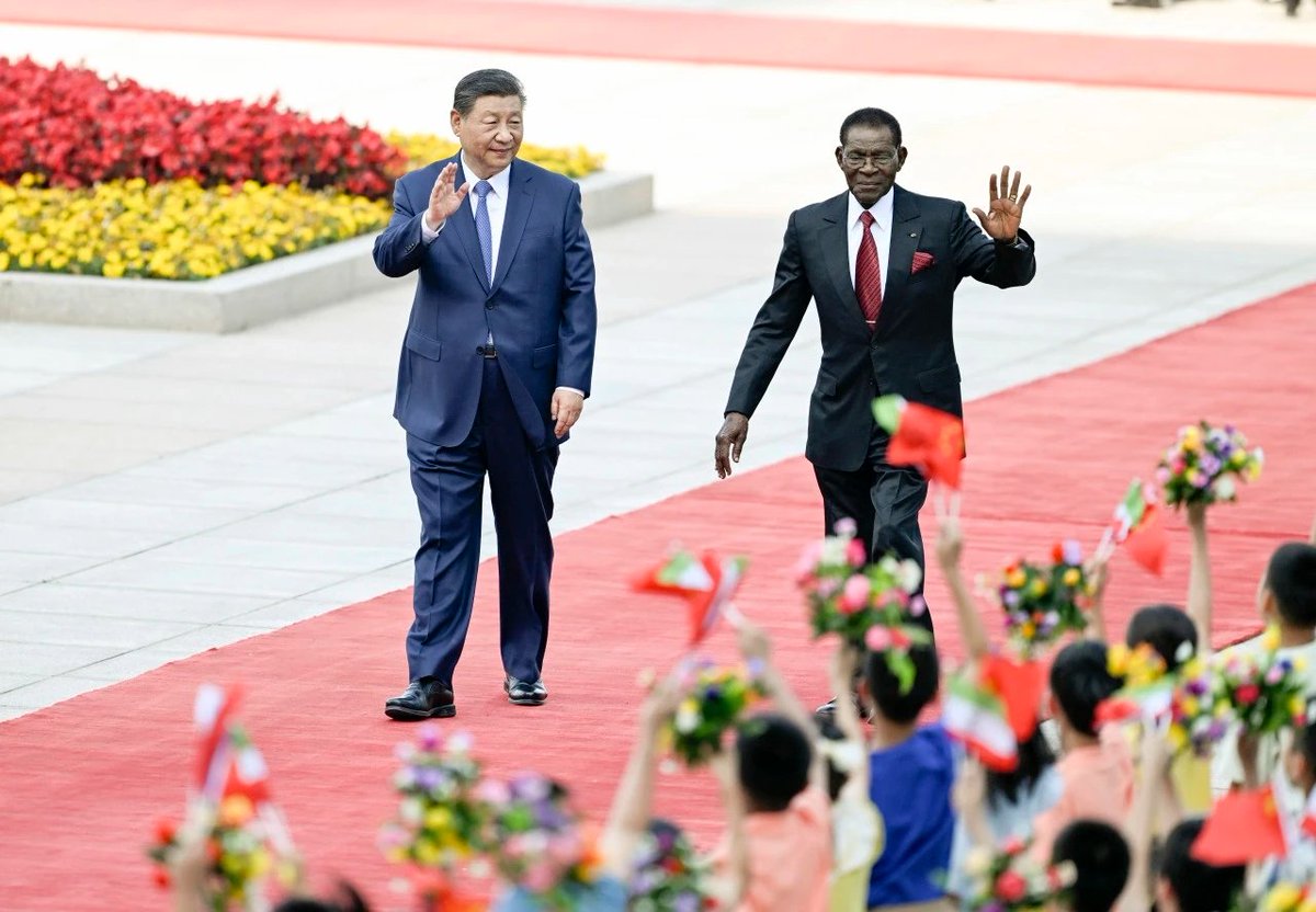 国家主席习近平在北京人民大会堂同来华进行国事访问的赤道几内亚总统奥比昂举行会谈