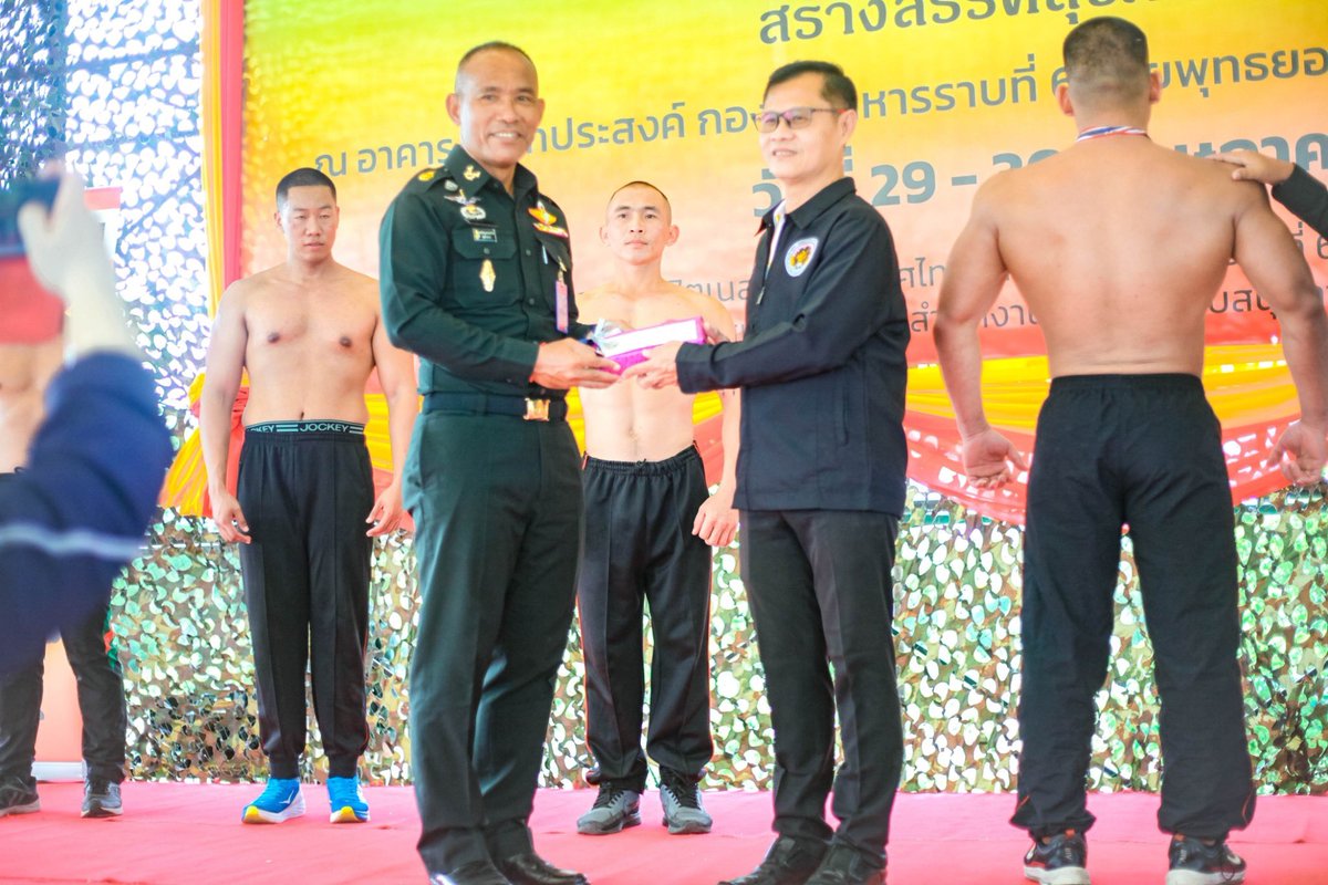 KopterKridsada's tweet photo. กองพลทหารราบที่ 6 จัดอบรมโครงการ "เพาะกายทุกวัย สดใสทุกวัน"

พลโท อดุลย์ บุญธรรมเจริญ แม่ทัพภาคที่ 2 เดินทางมาเป็นประธานพิธี และกล่าวเปิดการอบรมโครงการ "เพาะกายทุกวัย สดใสทุกวัน" โดยมี พลตรี ณัฎฐ์ ศรีอินทร์ ผู้บัญชาการกองพลทหารราบที่ 6 และคณะผู้บังคับบัญชา ร่วมให้การต้อนรับ https://t.co/quD6l9c7Im
