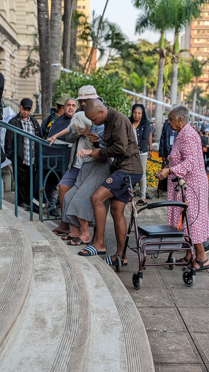 Is there anything more beautiful than seeing South Africans helping each other out to get everyone to the ballot box. This is the Durban City Hall voting booth where thousands are ready to vote #ElectionDay