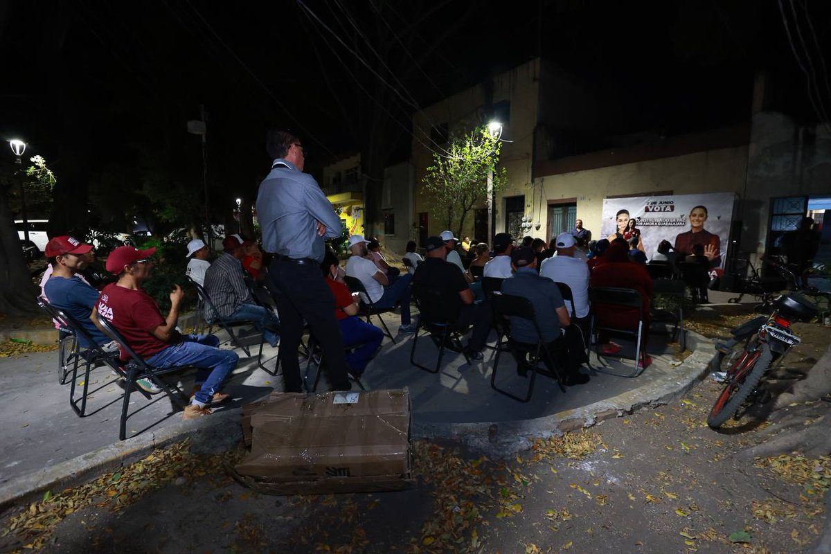 oscargonza33820's tweet photo. Hace unos días, realizamos en la colonias General real, de Guadalajara, una reunión a la próxima diputada federal del distrito 11, por morena, mery pozos  con nuestros amigos y líderes sociales del distrito 11, marcelino y rocio https://t.co/7fYOZ9PfoR