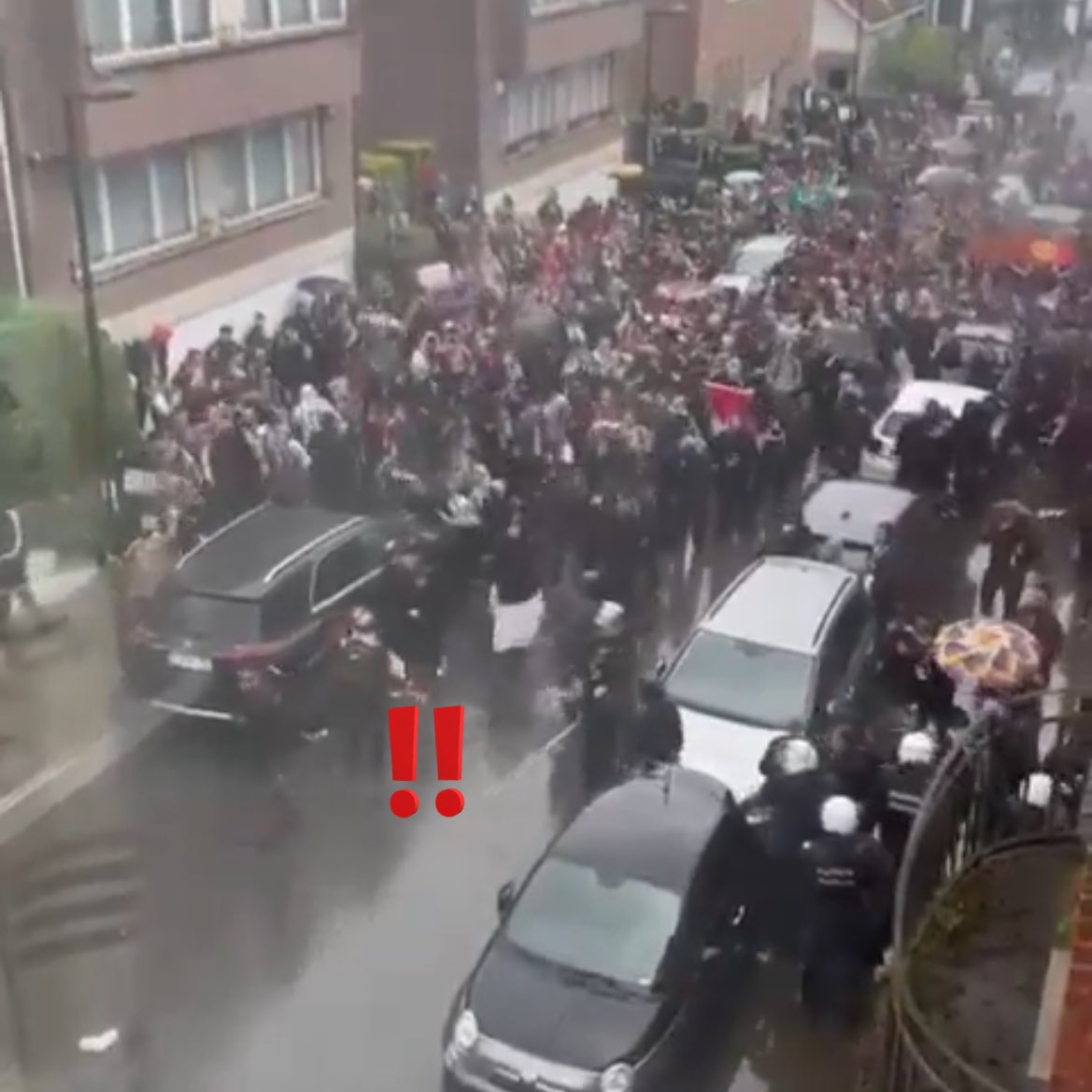 Inconcevable que des manifestants pro-Hamas/Islamisme viennent saccager des rues & bâtiments à BXL. Contrairement à leurs mensonges, ce n’était PAS pacifique : -chants antisémites -appels au meurtre -provocations & insultes à la police -bâtons pour frapper Merci @BorisDillies.