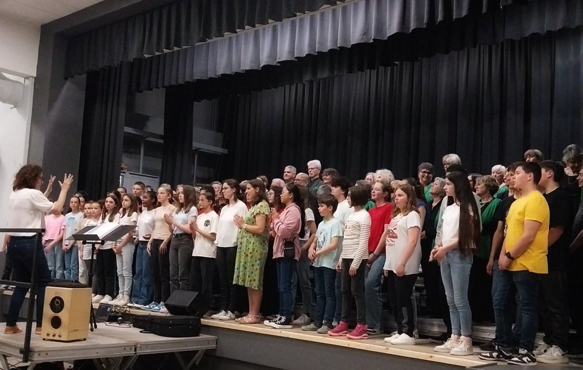 Hier, un joli moment d'échanges musicaux avec la chorale d'adultes de Châteauneuf 🎶
L'occasion pour les choristes de chanter de nouveau le programme 
 " Un choeur, des ❤️" 🥰
<a href="/emcc_poitiers/">Education Musicale - Académie de Poitiers</a> <a href="/ClgMauriceGenev/">Clg Maurice Genevoix</a> 
#edmus