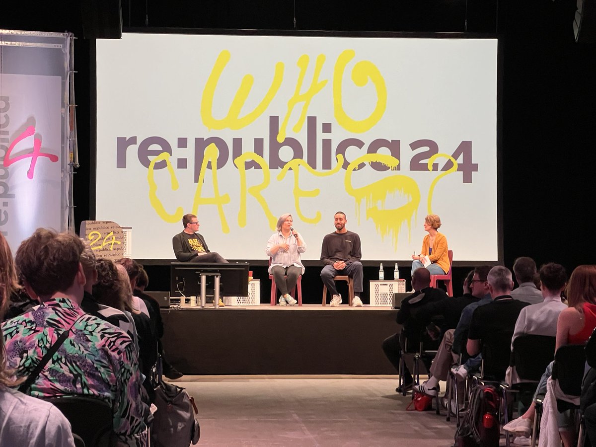 Mein dritter Tag auf der #rp24 startet mit einem Talk über Podcasting. U.a. mit <a href="/dieKadda/">Katrin Rönicke 🪼</a> und <a href="/vieuxrenard/">Ulf Buermeyer - vieuxrenard@chaos.social</a>. Erste 15 Minuten schon super. ☺️