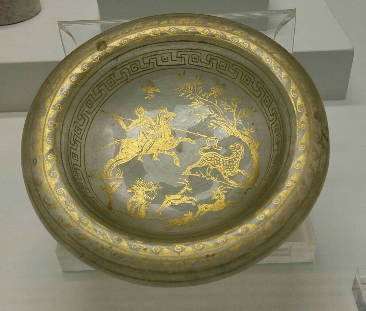 ArteCalabria's tweet photo. Coppa di Varapodio (RC), pregiato manufatto in vetro facente parte di un corredo funebre femminile di età ellenistica (III sec. a.C.) con rappresentazione di una scena di caccia creata in lamine d'oro.
Museo Archeologico Reggio #Calabria #MArRC #arte #beauty #HeritageClassic https://t.co/ByXVeEOn3N