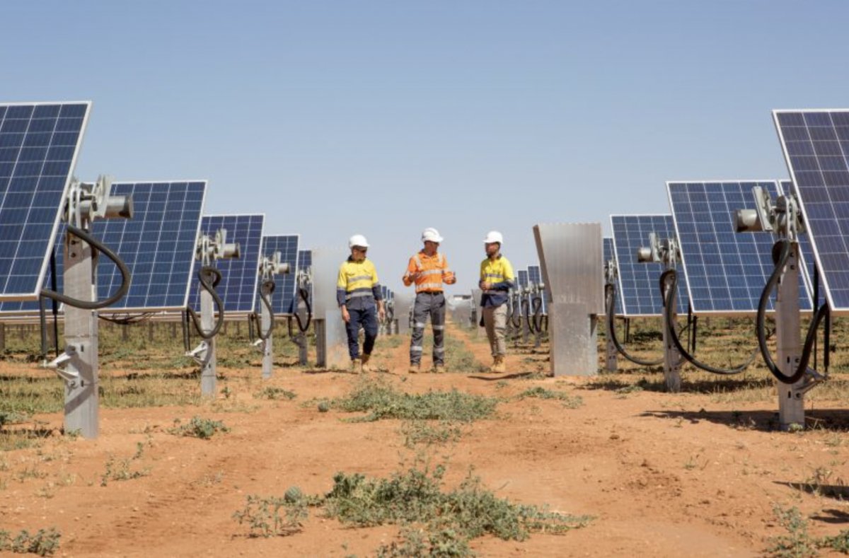 pvmagazine's tweet photo. RWE approves first 8-hour big battery in Australia: Germany’s RWE has signed key contracts for the Limondale eight-hour battery storage project, which is now under development in Australia. https://t.co/XQWsBom8VA #Markets #MarketsPolicy #LightsourceBP https://t.co/t0olbRgrDK