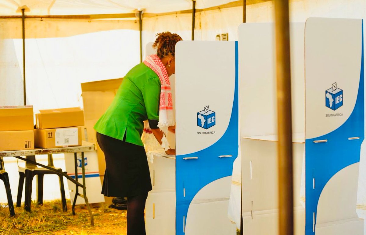 ANCFS's tweet photo. Free State ANCWL Spokesperson & ANCYL PEC Member Cde Kelebogile Thulo has cast her vote at Ward 23 Provincial Archive VD in Mangaung.
#IamVotingANC
#LeadUsRamaphosa
#FirstBallotVoteANC
#SecondBallotVoteANC
#ThirdBallotVoteANC https://t.co/QoIK7wT3sU