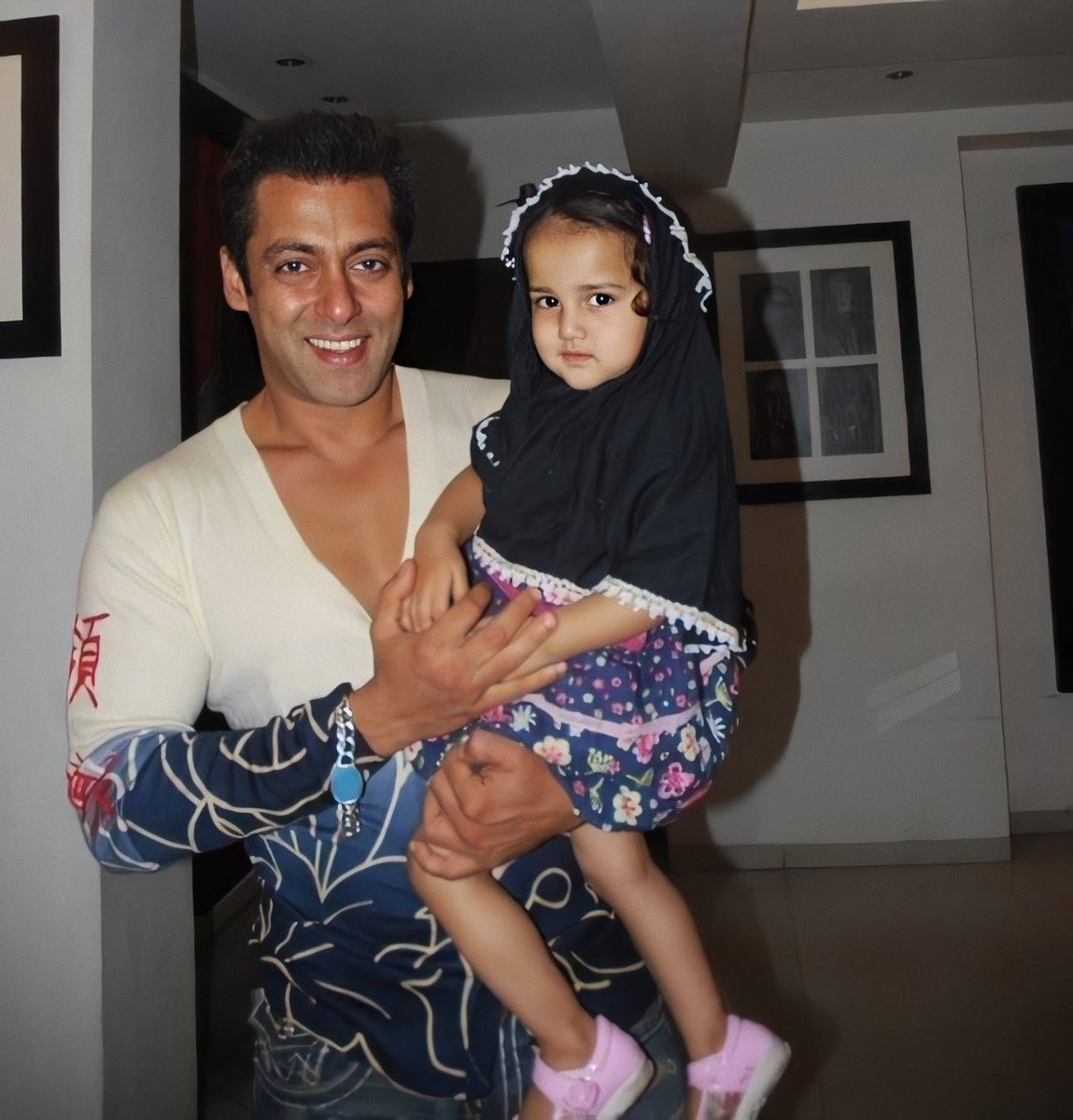 Hes chemistry with kids ❤ #salmankhan