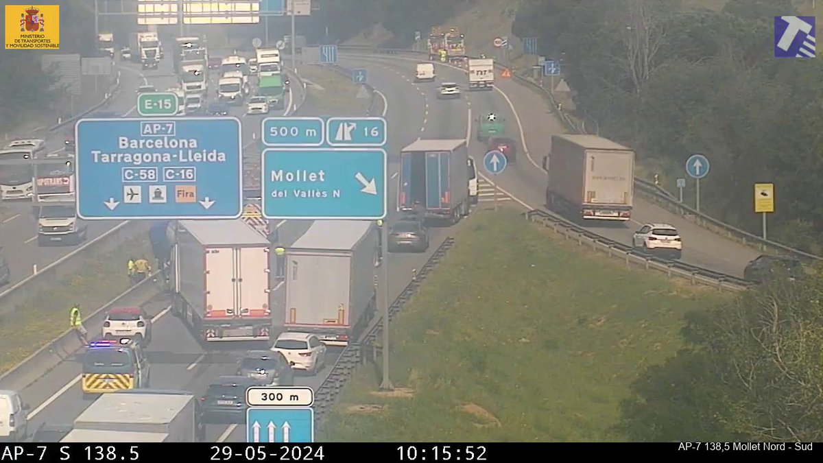 transit's tweet image. ⚫️ Tallada l'AP-7 a Mollet en sentit sud per un #accident 

↘️ Desviaments senyalitzats 

🔴 Retencions en un tram de 3 km 

#AP7