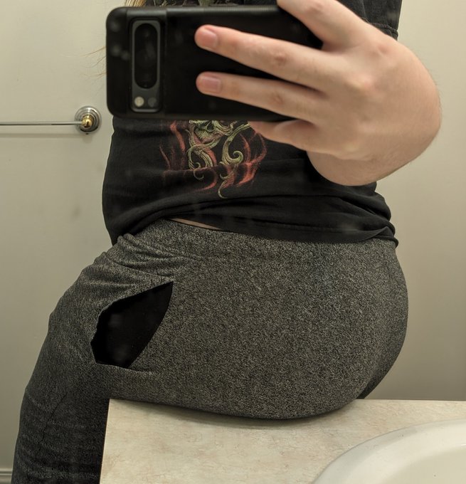 I love having a big ass and big things https://t.co/GWzLIVu1P6