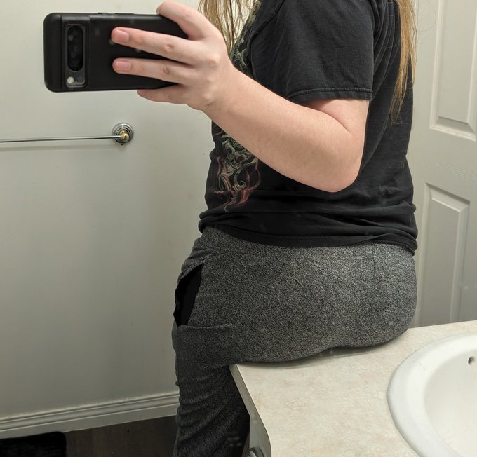 I love having a big ass and big things https://t.co/GWzLIVu1P6