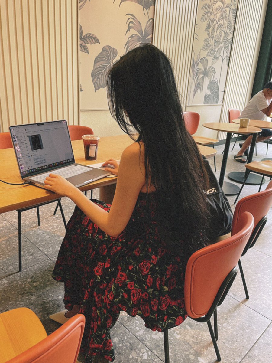 来吧开始码字模式 背着okx的包来星巴克给你们码教程了

💖在OKX Web3 钱包移动端找查买meme 教程
1、在OKX Web3钱包找到 Solana Meme Hunter
进入OKX Web3钱包，进入发现页（P2

下滑至“Meme 工具专区”，找到狗头🐶图标，点击（P3

#okx @okxchinese @Cayne_okx @star_okx https://t.co/T71iUsgodX