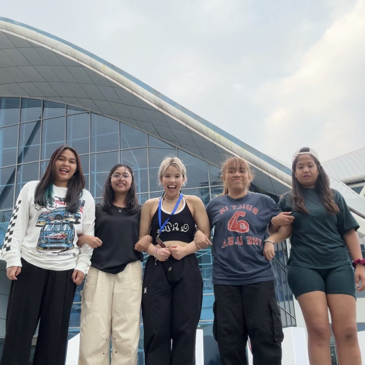 jkforbada's tweet photo. not me and my friends being seen in yoonji’s sjdc post hahahahaha weeeeeeeeeeeee 😸💛 https://t.co/z6mRT7ZxXH