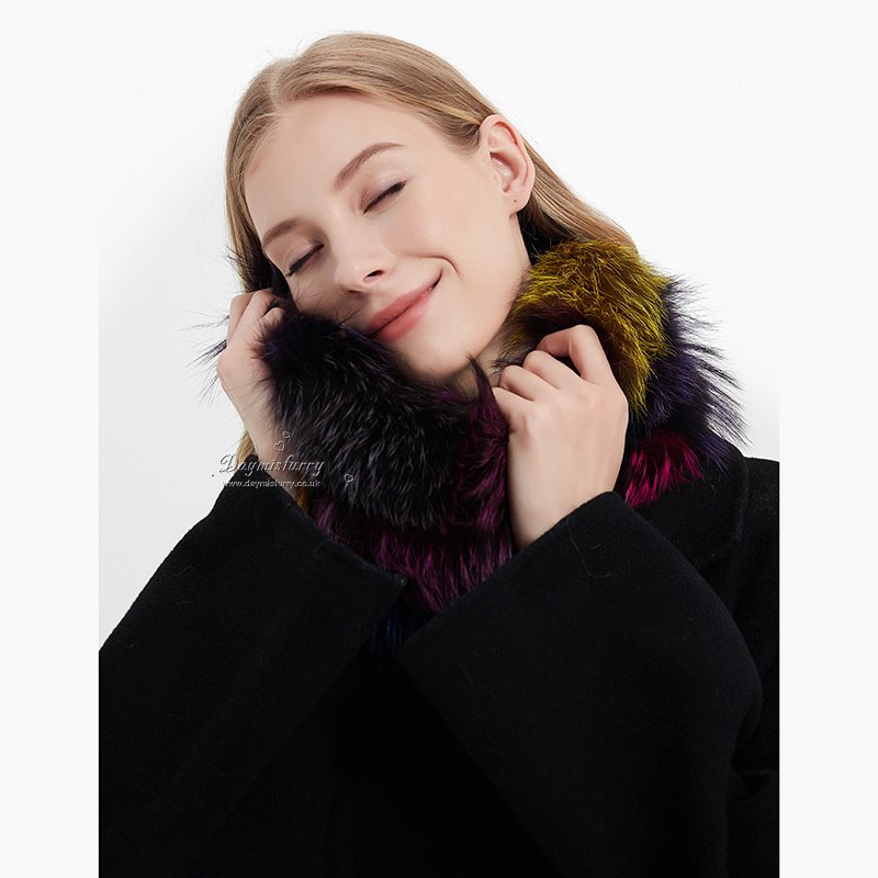 The beautiful fox fur snood scarf add style and elegance to any daily outfit.#ootd #fur #scarf #furscarf #womenswear #womenfashion #womenstyle #ladyfashion #ladystyle #accessory #fashionaccessories #fashionscarf #girlsfashion #girlstyle #girlsoutfits #handmade #boutique