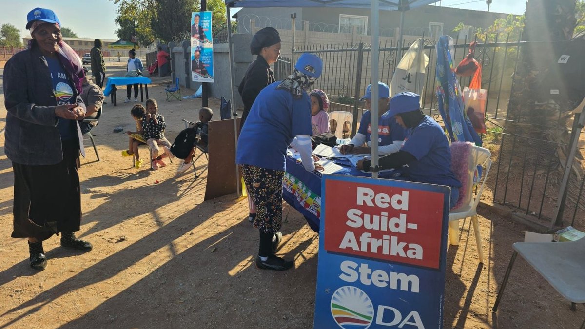 🪙You must count your cents carefully every month while corrupt cadres are living it up on your taxes.

In #Upington, voters are coming out to #VoteDA to #RescueSA!

If you are fed up with the cost of corruption, make sure to vote before 21:00 today!