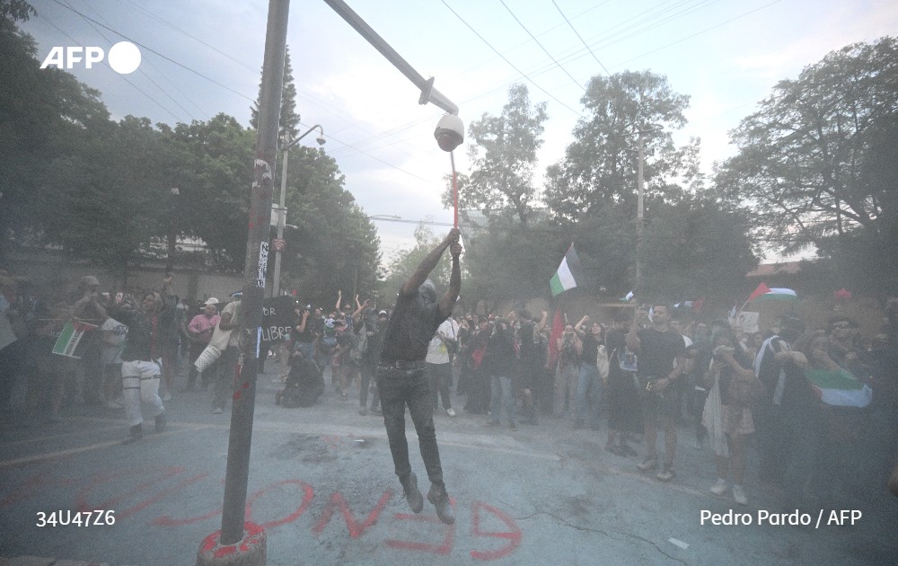 "تحرك عاجل من أجل رفح"

اندلعت مواجهات الثلاثاء أمام السفارة الإسرائيلية في #مكسيكو بين الشرطة ومتظاهرين كانوا يحتجون على الهجوم الإسرائيلي على مدينة #رفح في جنوب قطاع غزة، وفق صحافيين في #فرانس_برس.

u.afp.com/5ssc 📸 <a href="/PPardo1/">Pedro Pardo</a>