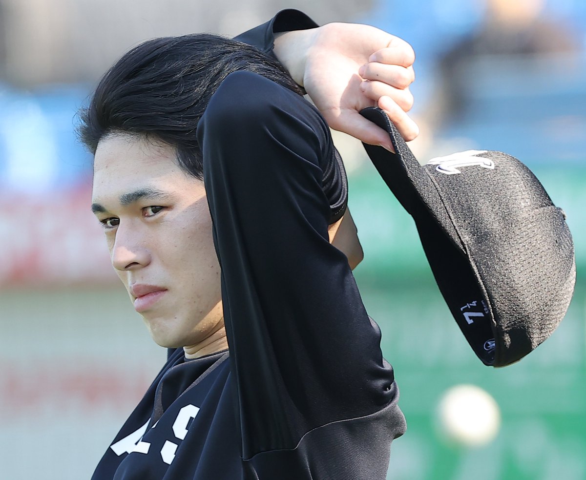 【ヤクルト対ロッテ】練習に臨む佐々木朗希投手。（撮影・中井誠） #chibalotte #MarinesBaseball #佐々木朗希 #サンスポ