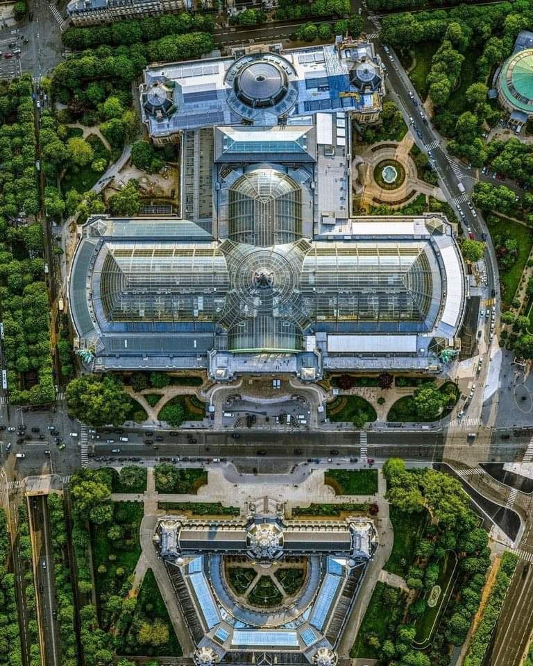 La Grand Palais et le Petit Palais comme on ne les voit jamais : de haut et ensemble ! Quelle #photo ! À #Paris depuis 1900 ! (c)J.Milstein 
paris-visites-guidees.com