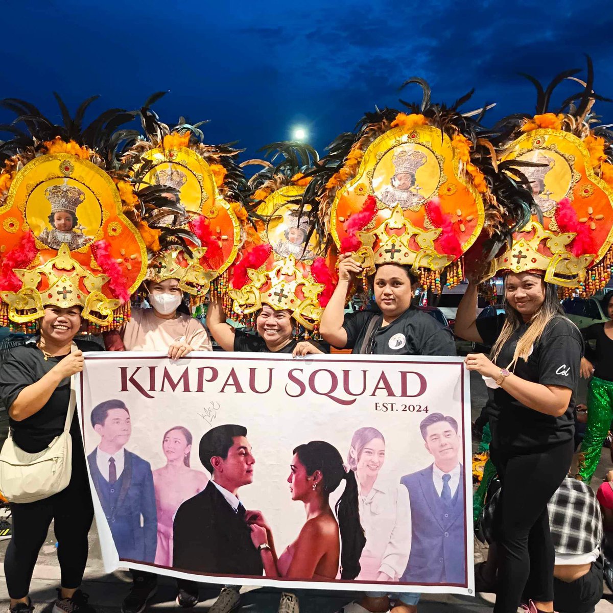 Nakaka happy naman!3 different #KimPau groups ang andun kagabi sa parade..Plus I'm sure marami pa na walang group..Haay!Iba kasi sila eh,ang dami nating nagmamahal sa kanila!Salamat sa lahat ng efforts!

CTTO 

#LinlangSalarin
#WhatsWrongWithSecretaryKimPH