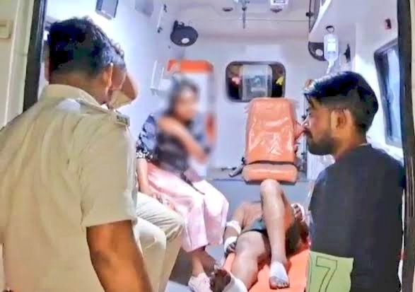 sunisiddhartha's tweet photo. हिम्मती बहन को मेरा आखिरी सलाम!🙏

अंजना अहिरवार के साथ 2019 में छेड़खानी की एक वारदात हुई थी। दरिंदों ने लड़की पर केस वापस लेने का दबाव बनाया। वह नहीं मानी तो 2023 में उसके भाई की हत्या कर दी गई। मां को निर्वस्त्र करके पीटा गया।

इस हत्या में कुल 9 दरिंदे शामिल थे। उनके नाम हैं: विक्रम ठाकुर, इस्लाम खान, विजय, आजाद, नफीस खान, वाहिद खान, गोलू, कोमल ठाकुर, लालू खान।

अंजना बहुत हिम्मती थी लेकिन अपने भाई की निर्मम हत्या के बाद से पूरी तरह से टूट चुकी थी। अब उसके संबल सिर्फ उसके चाचा राजेन्द्र अहिरवार थे। वह अपनी भतीजी के न्याय के लिए दर-दर की ठोकरें खा रहे थे। तीन दिन पहले 25 मई को आशिक कुरैशी, बबलू बेना, फहीम खान, टंटु कुरैशी आदि ने मिलकर राजेन्द्र अहिरवार की जघन्य हत्या कर दी।

अपने चाचा की जान बचाने के लिए अंजना ने तुरंत एम्बुलेंस मंगाई और इलाज के लिए उन्हें भोपाल लेकर निकल पड़ी। अफसोस उनकी रास्ते में ही मौत हो गई।

दुखों का बोझ झेल रही अंजना एम्बुलेंस से अपने चाचा का शव लेकर घर वापस आ रही थी और रास्ते में संदिग्ध परिस्थितियों में उसकी भी मौत हो गई। इस तरह बहन अंजना ने पांच सालों में अनगिनत अपमान सहा, न्याय के लिए दर-दर की ठोकरें खाई, अपने मासूम भाई को खो दिया, मां के साथ सरेआम बदसलूकी सही, अपने चाचा को खो दिया और अंततः खुद भी मार दी गई। पांच साल में अंजना का सबकुछ खत्म हो गया।

संघ सरकार एवं मध्य प्रदेश सरकार को थोड़ी सी भी लाज बची हो तो इस मामले को CBI के हाथों सौंप दिया जाए। हत्यारों का BJP नेताओं से सांठगांठ है। पुलिस पक्षपात कर रही है। अतः न्याय की उम्मीद कम है।

पीड़िता बहन का गुनाह सिर्फ इतना है कि वह SC समुदाय से आती है। इसीलिए न्यायपालिका से लेकर महिला आयोग तक सब तमाशबीन बने हुए हैं। वह अपने आखिरी सांस तक न्याय के लिए लड़ती रही। बहन के हिम्मत को मेरा सलाम है। आप सबसे उम्मीद है कि सरकारों को टैग करके CBI जांच की मांग करें। बहन को हर हाल में न्याय मिलना चाहिए। @narendramodi @DrMohanYadav51
@AmitShah @DGP_MP @NCSC_GoI @NCWIndia @mohdept @MPPoliceDeptt
@SurajKrBauddh ✍️bhai