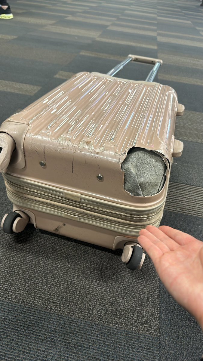 yo @Delta can I get a new suitcase cause wtf did y'all do to mine 😭