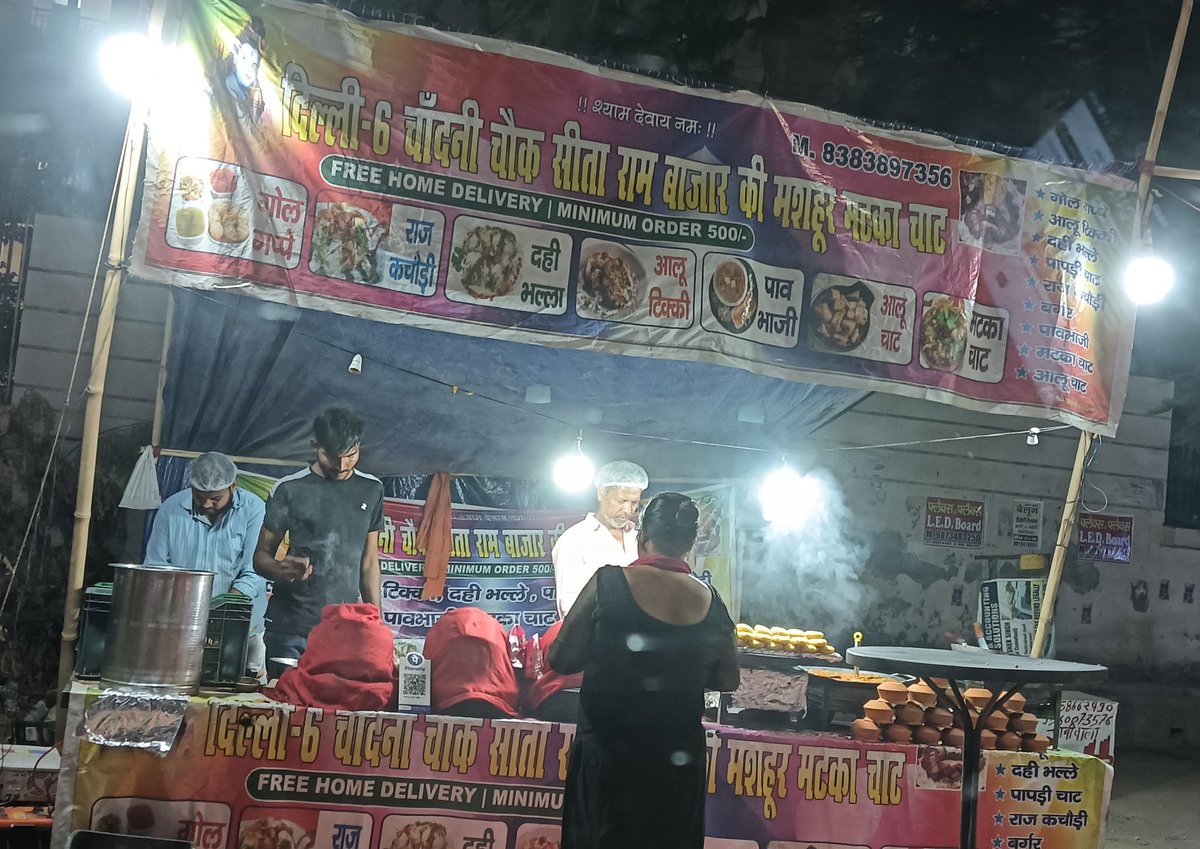 girishshukl's tweet photo. समृद्धि के सामने रोड का हुआ अतिक्रमन,अथॉर्टी भी अतिक्रमन हटाने में असमर्थ हैं याफिर चंदपैसों के लिए खुद ही लगवाते हैं ये दुकानें,क्या मजबूरी है आपकी,जवाब दिजिए,किसी दुर्घटना के लिए अथॉर्टी और पुलिस जिम्मेदार होगी
@OfficialGNIDA @noida_authority @noidapolice @Uppolice
@CeoNoida https://t.co/On42uUjzcd