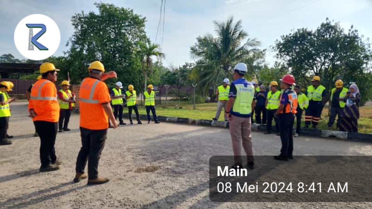 TOOLBOX BRIEFING STAFF P2 MUADZAM 🚧👷🏻‍♂️

TARIKH: 8/5/2024
MASA: 8:40 AM
KEHADIRAN: 27 STAF

TOPIK:

• WARNING SIGN
• PPE
• CIDB CARD
• WASTE MINERAL/PREMIX
• ACCIDENT REPORTING
• HAZARD FROM VEHICLE/MACHINE
• PTW

#TowardsSafetyCulture
<a href="/Roadcare_Phg/">ROADCARE PAHANG</a> 
<a href="/RCKuantan/">Roadcare Kuantan</a>