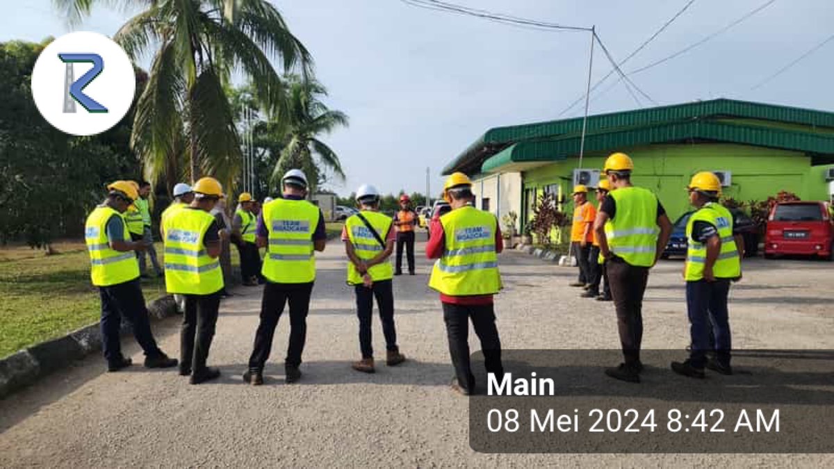 Roadcare_Safety's tweet photo. TOOLBOX BRIEFING STAFF P2 MUADZAM 🚧👷🏻‍♂️

TARIKH: 8/5/2024
MASA: 8:40 AM
KEHADIRAN: 27 STAF

TOPIK:

• WARNING SIGN
• PPE
• CIDB CARD
• WASTE MINERAL/PREMIX
• ACCIDENT REPORTING
• HAZARD FROM VEHICLE/MACHINE
• PTW

#TowardsSafetyCulture
@Roadcare_Phg 
@RCKuantan https://t.co/gr4QvpqGVf