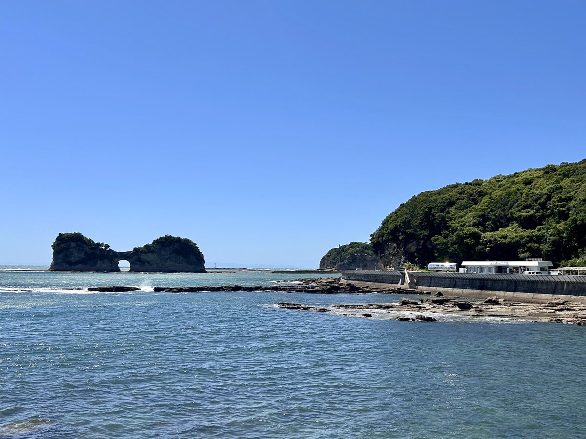 🔹円月島

白浜のシンボルとして
親しまれている円月島😃

#円月島 

絶景の撮影スポット‼️

#南紀白浜 
#白浜好きな人と繋がりたい