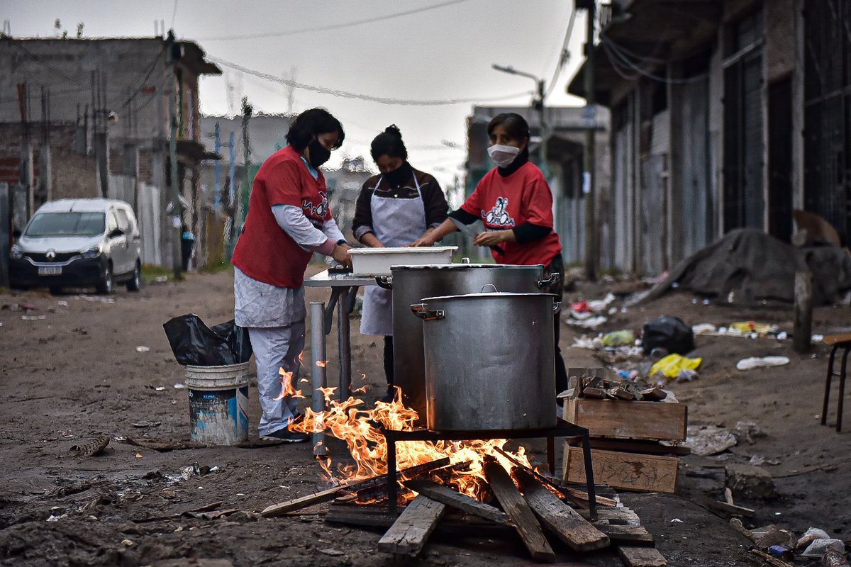 Ollas populares en los barrios de Argentina para enfrentar la grave crisis alimentaria producto del paquetazo brutal de Milei, socio político de María Machado. El Gobierno mantiene 5 millones de toneladas de alimentos retenidos en galpones y no los entregar a los comedores