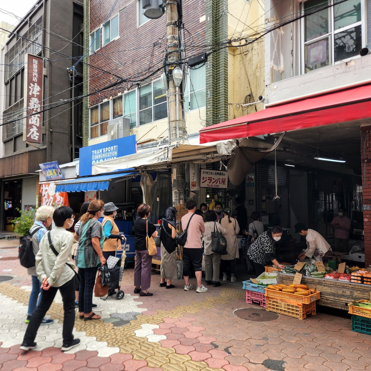 創業100年続く那覇の老舗カマボコ屋
「ジランバ屋」って2024年5月末で閉店するんだね😢　ファンで行列できとる、、　見慣れた景色がなくなると寂しいな。　
お疲れ様です。

▼ジランバ屋、松尾店
 g.co/kgs/zLBFfbs