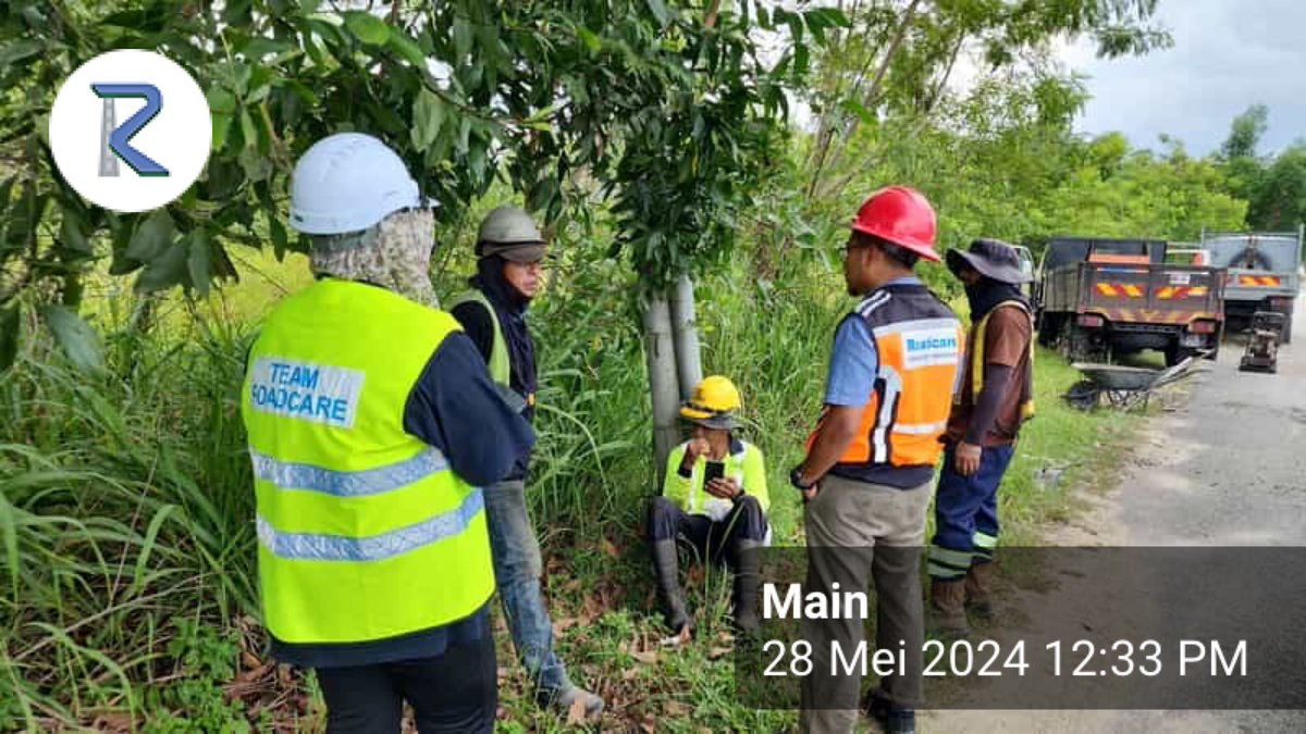TOOLBOX BRIEFING SUBCON R01 PITCHING POTHOLE 🚧👷🏻‍♂️

TARIKH: 28/5/2024
MASA: 12:25 PM
KEHADIRAN: 3 PEKERJA

TOPIK:

• WARNING SIGN
• PPE
• CIDB CARD
• WASTE MINERAL/PREMIX
• ACCIDENT REPORTING
• HAZARD FROM VEHICLE/MACHINE

#TowardsSafetyCulture
<a href="/Roadcare_Phg/">ROADCARE PAHANG</a> 
<a href="/RCKuantan/">Roadcare Kuantan</a>