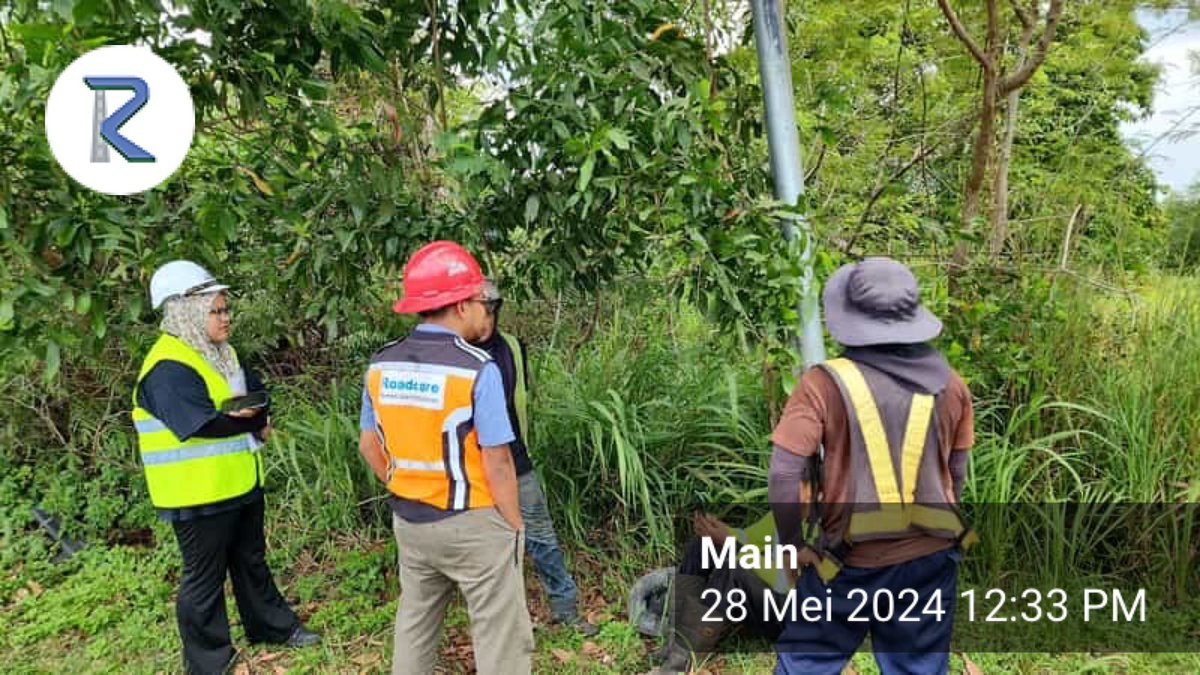 Roadcare_Safety's tweet photo. TOOLBOX BRIEFING SUBCON R01 PITCHING POTHOLE 🚧👷🏻‍♂️

TARIKH: 28/5/2024
MASA: 12:25 PM
KEHADIRAN: 3 PEKERJA

TOPIK:

• WARNING SIGN
• PPE
• CIDB CARD
• WASTE MINERAL/PREMIX
• ACCIDENT REPORTING
• HAZARD FROM VEHICLE/MACHINE

#TowardsSafetyCulture
@Roadcare_Phg 
@RCKuantan https://t.co/tkBrcNC5nX