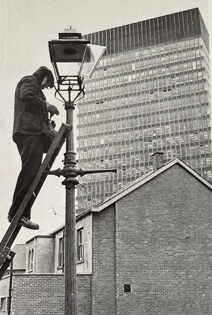 One of Sheffield’s last gas lamp lighters at work. Soon only a few ‘preserved’ gas lamps remained in the City. Notice the University Arts Tower in the background. (Sheffield Star newspaper, 1969) @IMcMillan