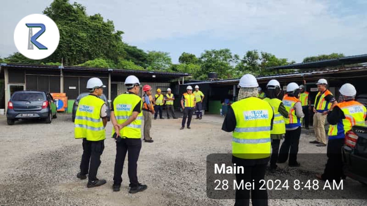 TOOLBOX BRIEFING STAFF P1 KUANTAN 🚧👷🏻‍♂️

TARIKH: 28/5/2024
MASA: 8:45 AM
KEHADIRAN: 22 STAF

TOPIK:

• WARNING SIGN
• PPE
• CIDB CARD
• WASTE MINERAL/PREMIX
• ACCIDENT REPORTING
• HAZARD FROM VEHICLE/MACHINE
• PTW

#TowardsSafetyCulture
<a href="/Roadcare_Phg/">ROADCARE PAHANG</a> 
<a href="/RCKuantan/">Roadcare Kuantan</a>