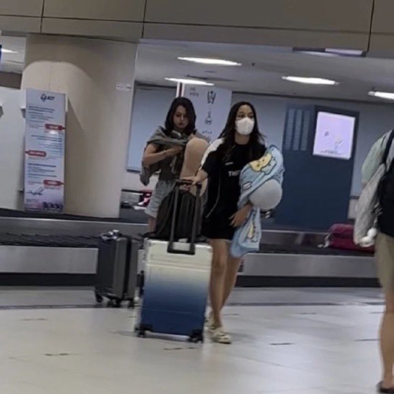 They look like my long time couple friends when we are travelling domestically 🤭

#srchafreen #beckysangels #ฟรีนเบค #FreenBecky