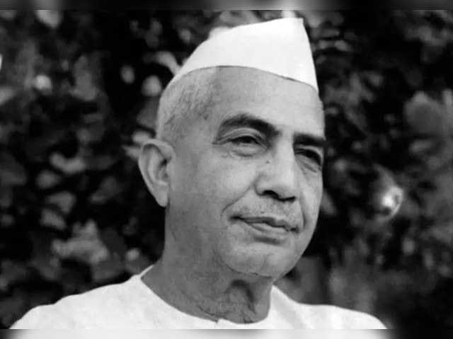 Tributes to the Bharat Ratna, Shraddheya Charan Singh ji on his punyatithi. 

He was a freedom fighter, dedicated lawmaker, and former PM of India, who stood for duty before self and social justice, exemplifying as a true leader of the masses. #CharanSingh #LegacyOfLeadership