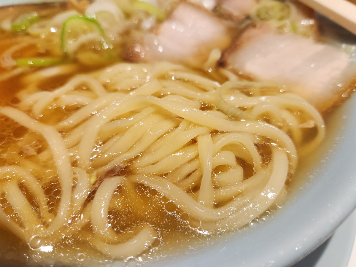 Suikyo2015's tweet photo. ちえちゃんラーメン（千代田区）
中華そば
神田駅ガード下、都内で大人気の「ちゃん系」元祖店。溢れる醤油味スープに一口目で瞑目。この驚きって、幼少時に初めてお店のラーメンを食べた時と同種。無化調だとかブランド鶏だとかの話をあざ笑うかの旨味が脳へのド直球。大量のチャーシューも美味い。 https://t.co/7VzL6g2lQn