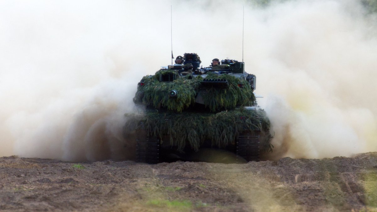 Für den Ernstfall bereit sein: #SchwereKräfte üben im Gefechtsübungszentrum #Heer. Bei der Übung Heidesturm der #Panzerlehrbrigade9 greifen erst die #Panzergrenadiere mit ihrem Schützenpanzer #Puma auf- & abgesessen an, dann folgen die Kampfpanzer #Leopard 2.
