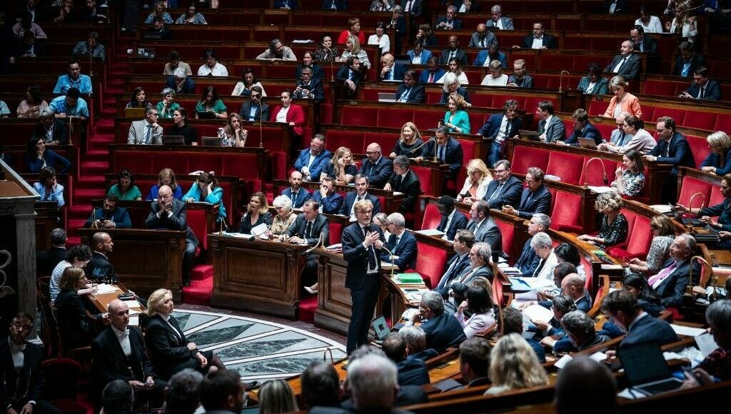 Agriculture : l'Assemblée nationale adopte le texte du gouvernement, la gauche dénonce un recul environnemental ➡️ l.francebleu.fr/8AlN