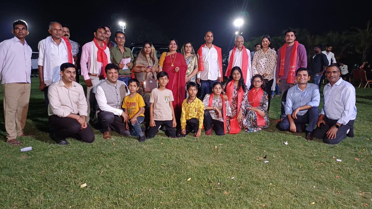 anandmahindra's tweet image. Received a number of photos from @rajesh664 showing me how there is a virtual festival of deliveries of the #XUV3XO going on throughout the length and breadth of Incredible India.

But the most heartwarming pic for me is the one just before the video, showing a family of 17 in…