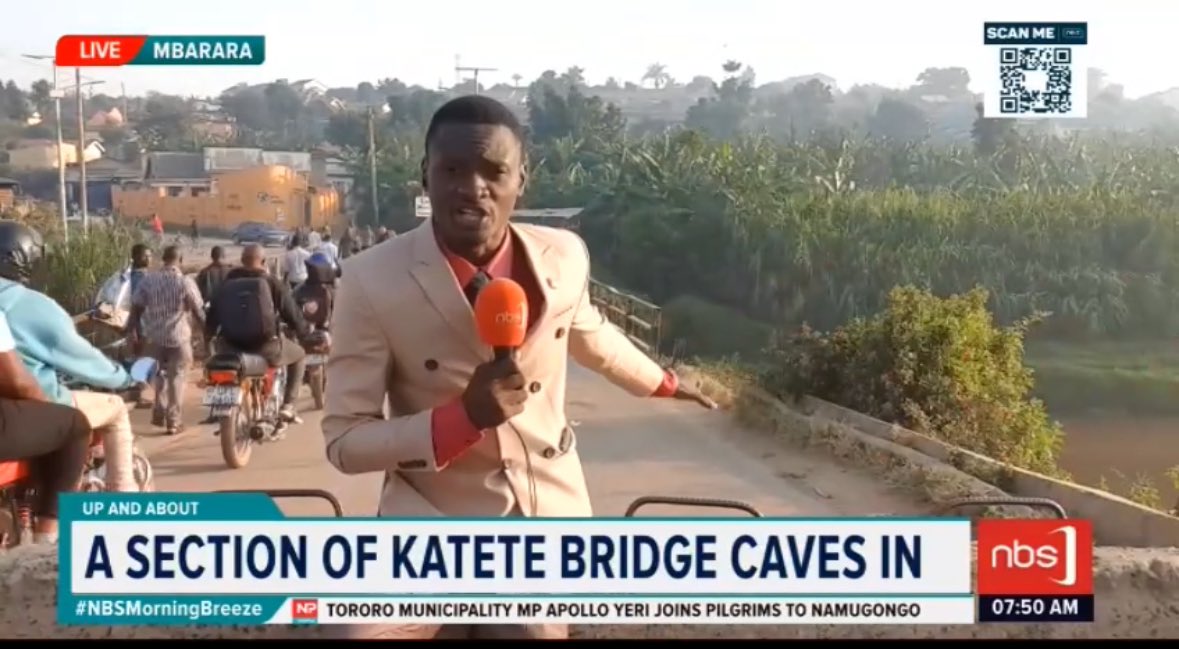 In Mbarara City, the Katete Bridge has been closed to cars after a section collapsed. The city council has put up barricades, allowing only motorcycles, pedestrians, and bicycles to cross. 

@alexmugasha1 

 #NBSMorningBreeze #NBSUpdates