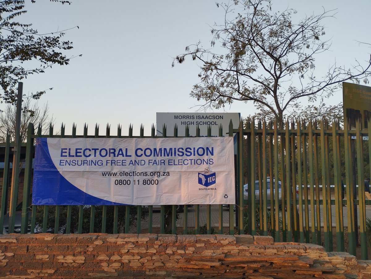 ClaireBargel's tweet photo. Ouverture des bureaux de vote en Afrique du Sud 🇿🇦 pour des élections générales les plus incertaines depuis 30 ans. Ici le lycée Morris Isaacson, historique pour son rôle dans les émeutes de Soweto. https://t.co/XL2qgyy1t5